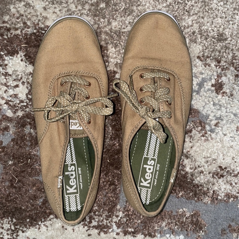 Woman Tan Keds